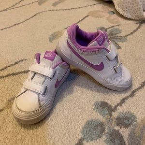Girls / Toddler Size 10 Nike Sneakers Lilac and White Velcro